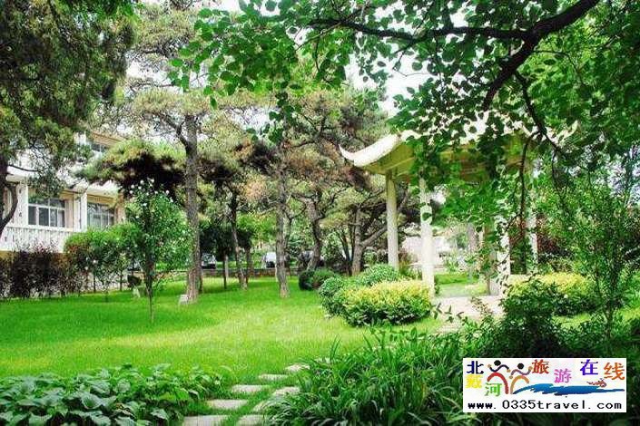 北戴河?xùn)|經(jīng)路賓館-住準(zhǔn)五星海華標(biāo)間/豪華大床+雙份早餐，一價(jià)全含